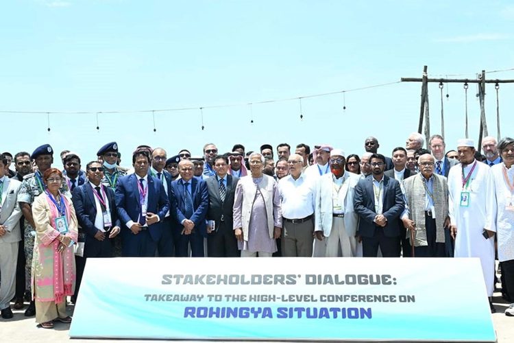 সোমবার কক্সবাজারে হোটেল বে ওয়াচে আয়োজিত সংলাপে অংশ নেয় প্রধান উপদেষ্টাসহ বিভিন্ন রাজনৈতিক দলের নেতারা।