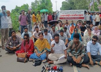 ছবি: আন্দোলনরত রবীন্দ্র বিশ্ববিদ্যালয়ের শিক্ষার্থীরা (সংগৃহীত ফাইল ফুটেজ)