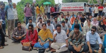 ছবি: আন্দোলনরত রবীন্দ্র বিশ্ববিদ্যালয়ের শিক্ষার্থীরা (সংগৃহীত ফাইল ফুটেজ)