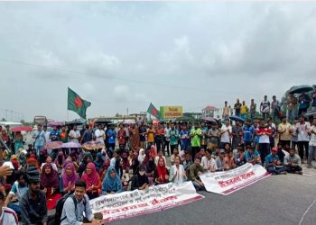 ছবি: আন্দোলনরত রবীন্দ্র বিশ্ববিদ্যালয়ের শিক্ষার্থীরা (সংগৃহীত ফাইল ফুটেজ, সমকাল)