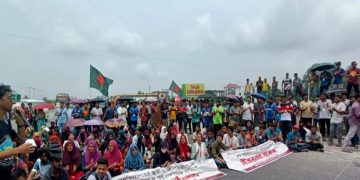 ছবি: আন্দোলনরত রবীন্দ্র বিশ্ববিদ্যালয়ের শিক্ষার্থীরা (সংগৃহীত ফাইল ফুটেজ, সমকাল)