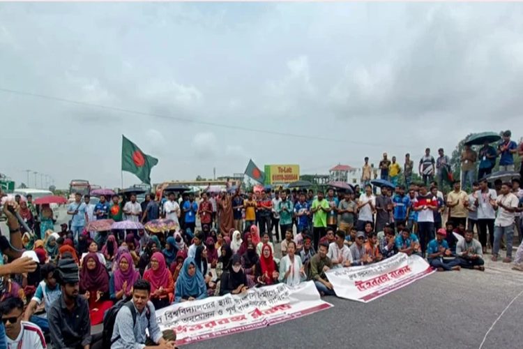 ছবি: আন্দোলনরত রবীন্দ্র বিশ্ববিদ্যালয়ের শিক্ষার্থীরা (সংগৃহীত ফাইল ফুটেজ, সমকাল)