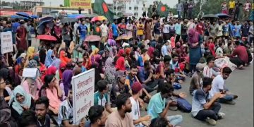 রবীন্দ্র বিশ্ববিদ্যালয়ের স্থায়ী ক্যাম্পাসের দাবিতে যমুনা সেতুর পশ্চিম মহাসড়কের হাটিকুমড়ুল গোল চত্বরে ব্লকেড কর্মসূচি পালন করছে শিক্ষার্থীরা