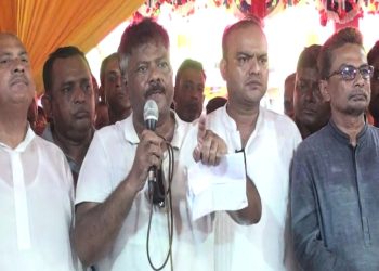 ছবি: নাটোরের নলডাঙ্গা উপজেলার ভূষণগাছায় অষ্টকালীন লীলাকীর্তনের উদ্বোধন অনুষ্ঠানে কথা বলছেন কেন্দ্রীয় নির্বাহী কমিটির সদস্য অ্যাডভোকেট রুহুল কুদ্দুস তালুকদার দুলু