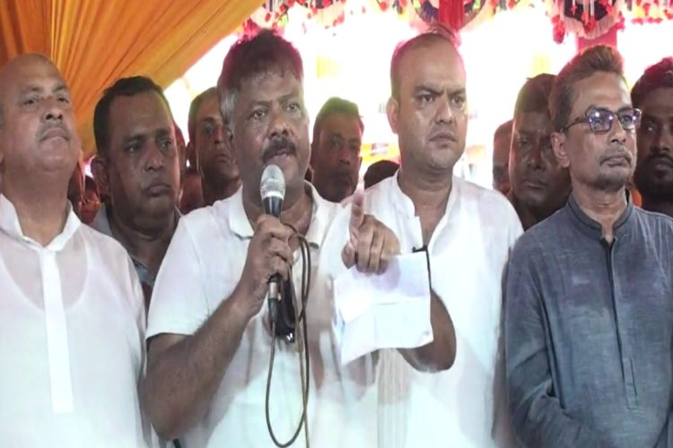 ছবি: নাটোরের নলডাঙ্গা উপজেলার ভূষণগাছায় অষ্টকালীন লীলাকীর্তনের উদ্বোধন অনুষ্ঠানে কথা বলছেন কেন্দ্রীয় নির্বাহী কমিটির সদস্য অ্যাডভোকেট রুহুল কুদ্দুস তালুকদার দুলু