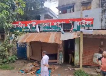 ছবি: টাঙ্গাইল জেলা জাতীয় পার্টির অফিস ভাঙচুর