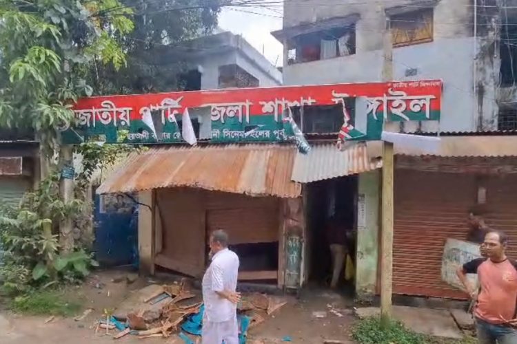 ছবি: টাঙ্গাইল জেলা জাতীয় পার্টির অফিস ভাঙচুর