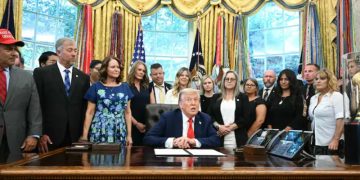 ছবি: ট্রাম্প বলেন, যুক্তরাষ্ট্র আমাদের অত্যন্ত সুরক্ষিত প্রযুক্তির উপর রপ্তানি বিধিনিষেধ আরোপ করবে (এনডিটিভি)