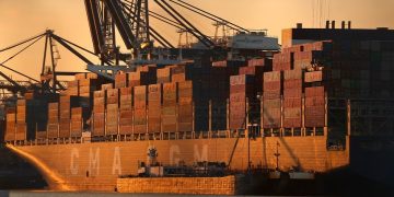 নিউ জার্সির পোর্ট লিবার্টিতে পণ্যবাহী জাহাজ খালাস করা হচ্ছে।