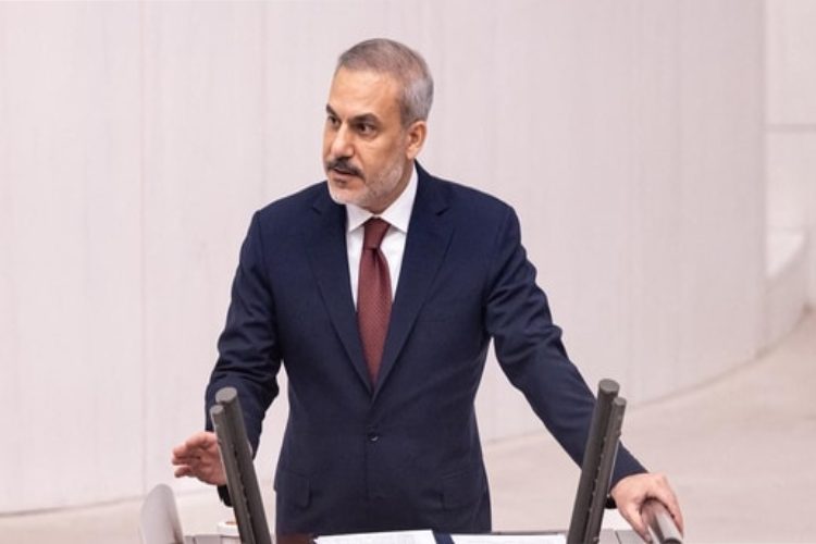 ছবি: তুরস্কের পররাষ্ট্রমন্ত্রী হাকান ফিদান ২৯শে আগস্ট বলেছিলেন যে আঙ্কারা ইসরায়েলি জাহাজ এবং বিমানের জন্য তার বন্দর এবং আকাশসীমা বন্ধ করে দিয়েছে। পরে একটি কূটনৈতিক সূত্র স্পষ্ট করে জানিয়েছে যে এই নিষেধাজ্ঞা "সরকারি" ফ্লাইটের ক্ষেত্রে প্রযোজ্য। (এএফপি)