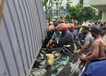 কুমিল্লায় লরির নিচে চাপা পড়ে প্রাইভেটকার