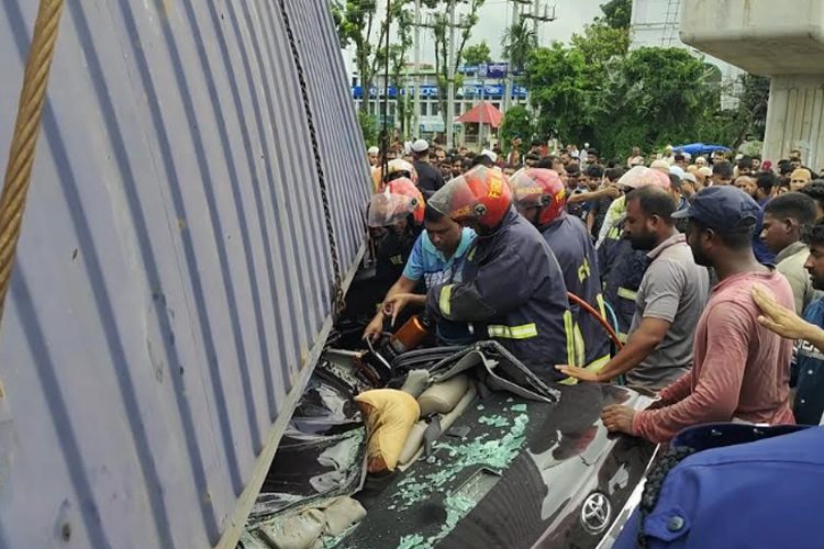 কুমিল্লায় লরির নিচে চাপা পড়ে প্রাইভেটকার