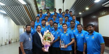 জয়ী যুবাদের সংবর্ধনা জানাচ্ছেন কাজী হাবিবুল বাশার