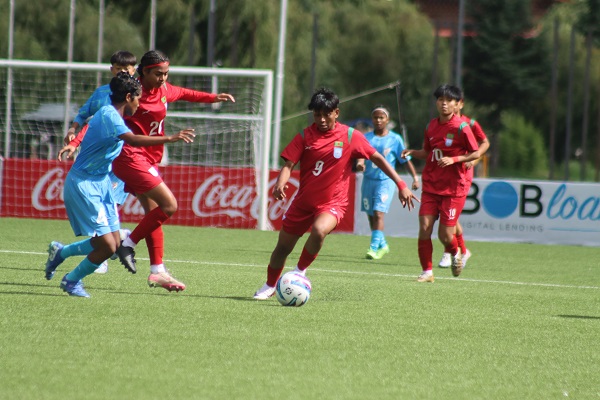 অনূর্ধ্ব-১৭ সাফ চ্যাম্পিয়নশিপে বাংলাদেশ-ভারত ম্যাচের একটি মুহূর্ত