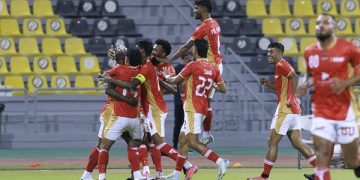 আল-কারামাহার বিপক্ষে বাছাইয়ের ইমানুয়েল সানডের একমাত্র গোলটি উদযাপনে সতীর্থরা