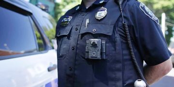 বডিক্যাম পরিহিত পুলিশ। ছবি: সংগৃহীত