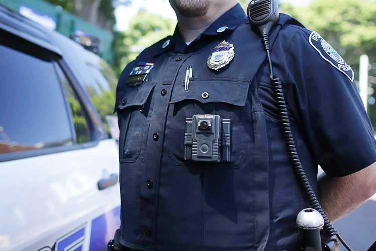 বডিক্যাম পরিহিত পুলিশ। ছবি: সংগৃহীত