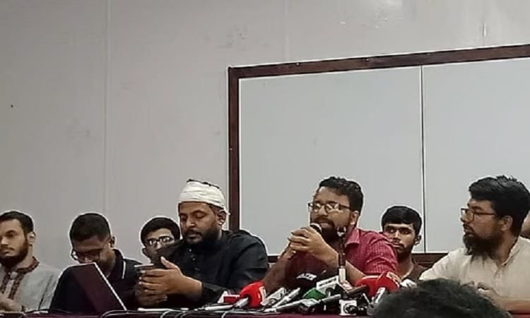 বিশ্ববিদ্যালয় শিক্ষার্থীরা আলোচনা করছে, মোবাইল ও ল্যাপটপ ব্যবহার করছে. Channel i News - চ্যানেল আই নিউজ