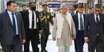 বিমানবন্দরে প্রধান উপদেষ্টা অধ্যাপক মুহাম্মদ ইউনূস