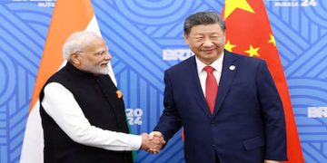 চীনের প্রেসিডেন্ট শি জিনপিং ও ভারতের প্রধানমন্ত্রী নরেন্দ্র মোদী।