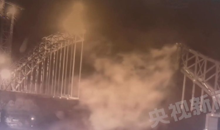 চীনে নির্মাণাধীন সেতু দুর্ঘটনায় নিহত ১০