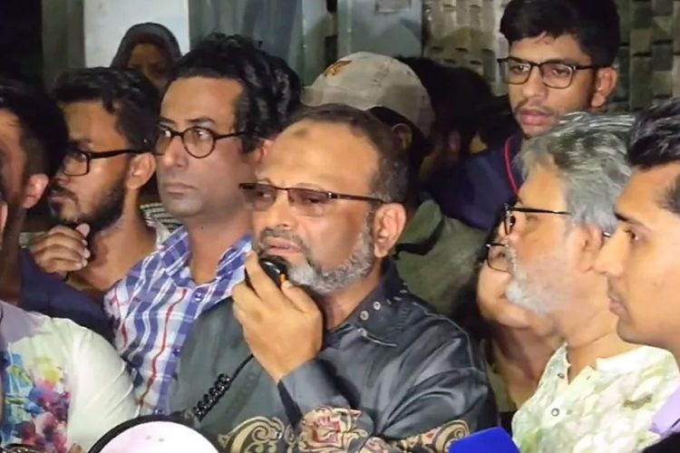 ঢাবির আন্দোলনরত শিক্ষার্থীদের উদ্দেশে উপাচার্য বক্তব্য রাখেন। ছবি: সংগৃহীত