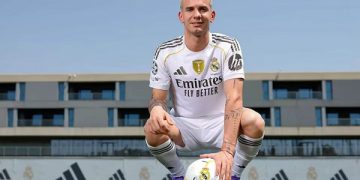 রিয়ালে পরিচিতিকালে ফটোসেশনে ফ্রাঙ্কো মাস্তানতুওনো