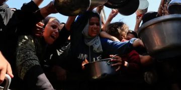 গাজায় দুর্ভিক্ষে অনাহারীদের আর্তনাদ।