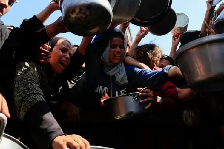 গাজায় দুর্ভিক্ষে অনাহারীদের আর্তনাদ।