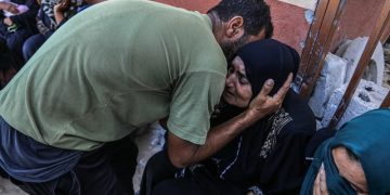 গাজার খান ইউনিসে দাফনের জন্য নাসের হাসপাতাল থেকে মৃতদেহ নিয়ে যাওয়া হলে ইসরায়েলি হামলায় নিহত ফিলিস্তিনিদের স্বজনরা শোক প্রকাশ করছেন