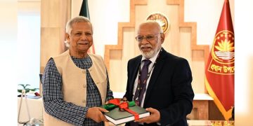 প্রতিবেদন জমা দিচ্ছেন বঞ্চিত-অবসরপ্রাপ্ত কর্মকর্তারা. Channel i News - চ্যানেল আই নিউজ
