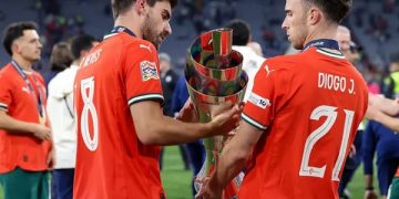 উয়েফা নেশনস লিগ শিরোপা উদযাপনের সময় জোতা ও নেভেস