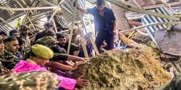 ছবি: কাটরায় বৈষ্ণোদেবী মন্দিরে যাওয়ার পথে ভূমিধসে ৩১ জনের মৃত্যু, ঘটনাস্থলে নিরাপত্তা কর্মীরা (এনডিটিভি)