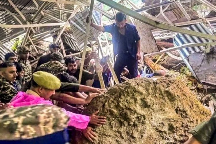 ছবি: কাটরায় বৈষ্ণোদেবী মন্দিরে যাওয়ার পথে ভূমিধসে ৩১ জনের মৃত্যু, ঘটনাস্থলে নিরাপত্তা কর্মীরা (এনডিটিভি)