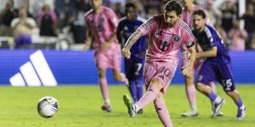 স্পট কিক থেকে গোল করার সময় মেসি