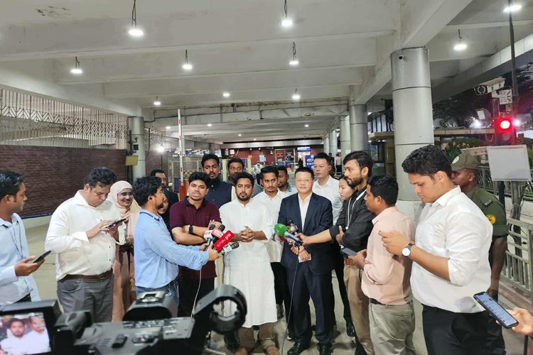 বিমানবন্দরে এনসিপি নেতারা