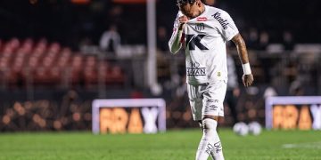 সান্তেসের ইতিহাসের বাজে হারের পর কেঁদে মাঠ ছাড়ছেন নেইমার