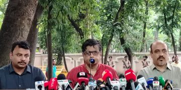 সংবাদ সম্মেলনে প্রেস সচিব শফিকুল আলম। ছবি: সংগৃহীত