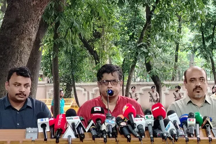 সংবাদ সম্মেলনে প্রেস সচিব শফিকুল আলম। ছবি: সংগৃহীত