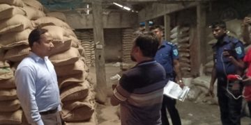 দিনাজপুরে খাদ্য গুদামে অভিযান চালিয়ে ৫৩৩ বস্তা চাল জব্দ করা হয়।