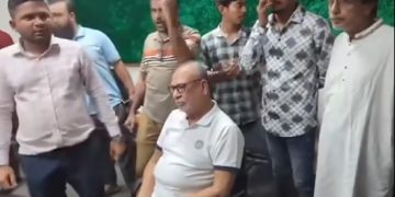 সাবেক সংসদ সদস্য আবদুল লতিফ সিদ্দিকীকে অবরুদ্ধ করে একদল ব্যক্তি। ছবি: ভিডিও থেকে নেওয়া