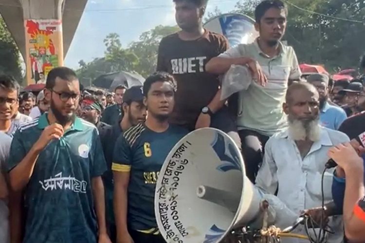 তিন দফা দাবিতে বুয়েট শিক্ষার্থীদের শাহবাগ অবরোধ।