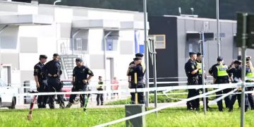 সুইডেনে মসজিদের কাছে বন্দুকধারীর গুলিতে একজন নিহত, পুলিশের অভিযান