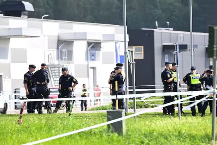 সুইডেনে মসজিদের কাছে বন্দুকধারীর গুলিতে একজন নিহত, পুলিশের অভিযান