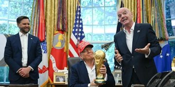 বিশ্বকাপ শিরোপা হাতে হাস্নেজ্জ্বল ট্রাম্প