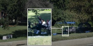 তাঁবুর পাশে বসে এক গৃহহীন ব্যক্তি।