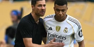 এমবাপেকে লা লিগার অভিষেকে কোচ জাভি পরামর্শ দিচ্ছেন