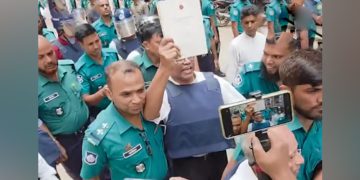 আদালতপ্রাঙ্গণে ঢাকা বিশ্ববিদ্যালয়ের আইন বিভাগের অধ্যাপক শেখ হাফিজুর রহমান কার্জন