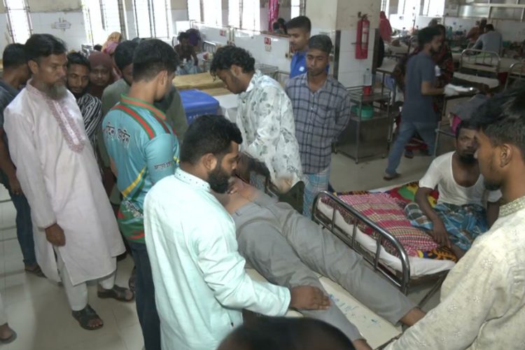 ছাত্রশিবির-ছাত্রদলের সংঘর্ষে আহতদের হাসপালে ভর্তি করা হয়।