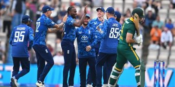 ৯ ওভারে ১৮ রান খরচায় ৪ উইকেট নেন জফরা আর্চার।